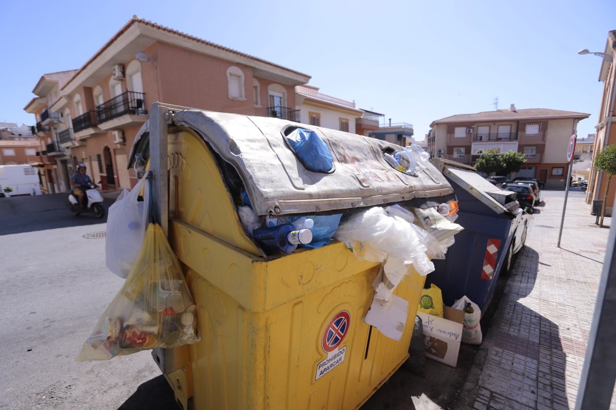 El único camión operativo no tiene tiempo de realizar el recorrido completo por la noche y lo termina por la mañana 