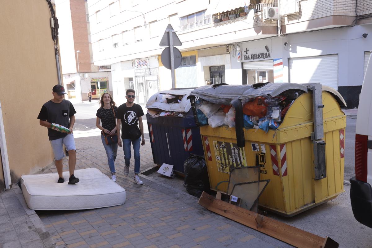 El único camión operativo no tiene tiempo de realizar el recorrido completo por la noche y lo termina por la mañana 