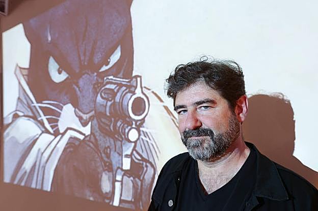 El dibujante granadino, apuntado por su personaje, ayer en la sala de exposiciones