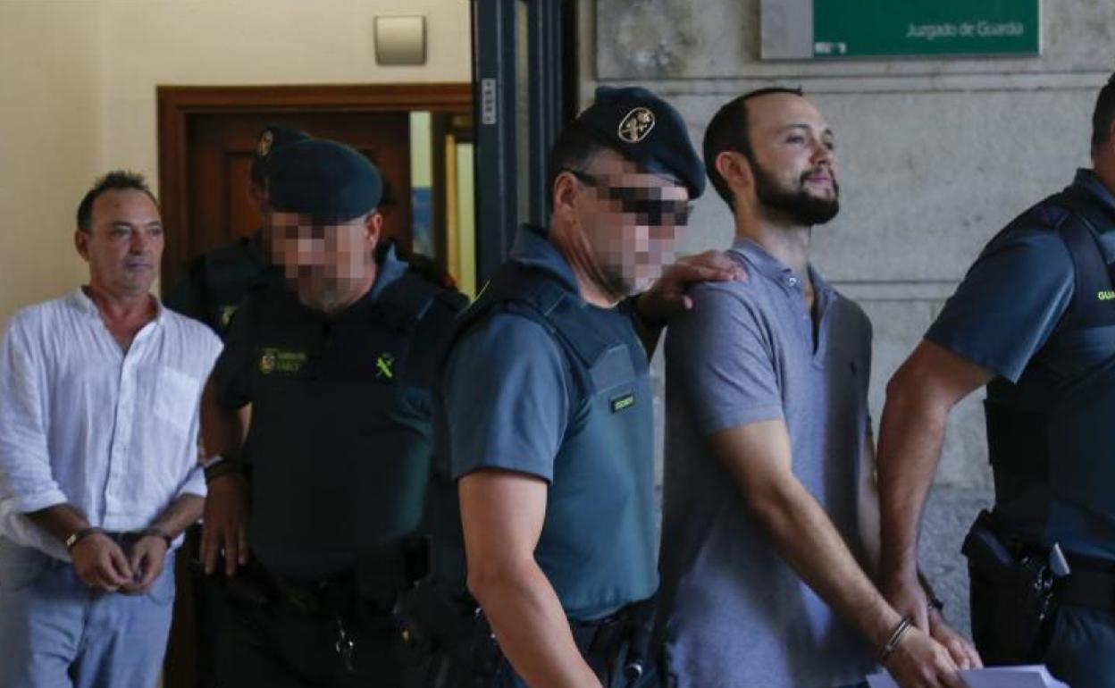 José Antonio Marín (i), gerente de la empresa Magrudis, causante del brote de listeriosis, pasa a disposición judicial junto a su hijo, Sandro Marín (d).