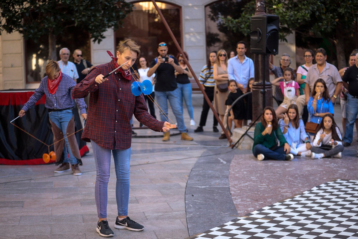 Su creadores, Juanjo Guarnido y Juan Díaz Canalaes, reciben un cálido homenaje en la inauguración del festival patrocinado por Cervezas Alhambra 