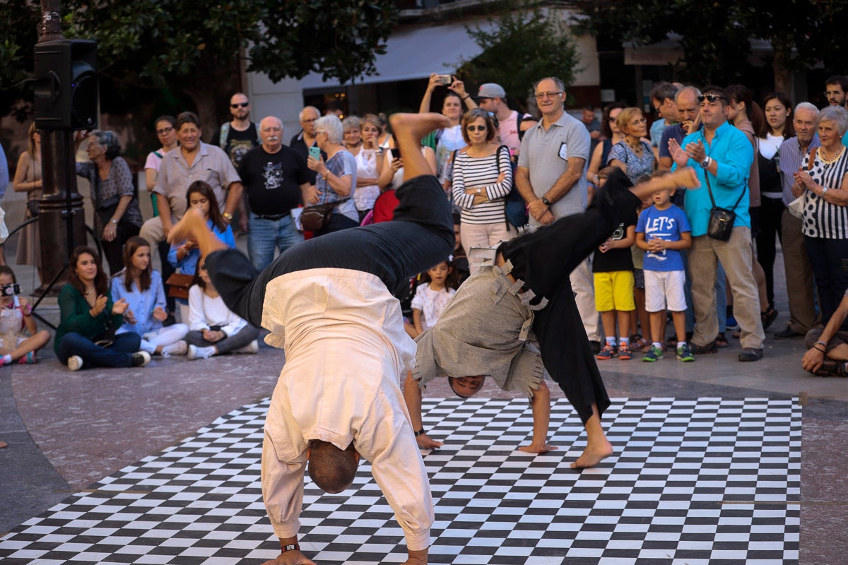 Su creadores, Juanjo Guarnido y Juan Díaz Canalaes, reciben un cálido homenaje en la inauguración del festival patrocinado por Cervezas Alhambra 