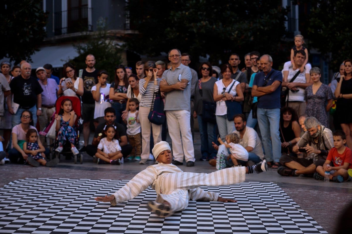 Su creadores, Juanjo Guarnido y Juan Díaz Canalaes, reciben un cálido homenaje en la inauguración del festival patrocinado por Cervezas Alhambra 