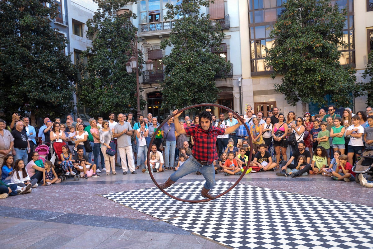 Su creadores, Juanjo Guarnido y Juan Díaz Canalaes, reciben un cálido homenaje en la inauguración del festival patrocinado por Cervezas Alhambra 