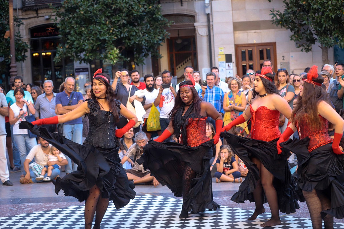 Su creadores, Juanjo Guarnido y Juan Díaz Canalaes, reciben un cálido homenaje en la inauguración del festival patrocinado por Cervezas Alhambra 