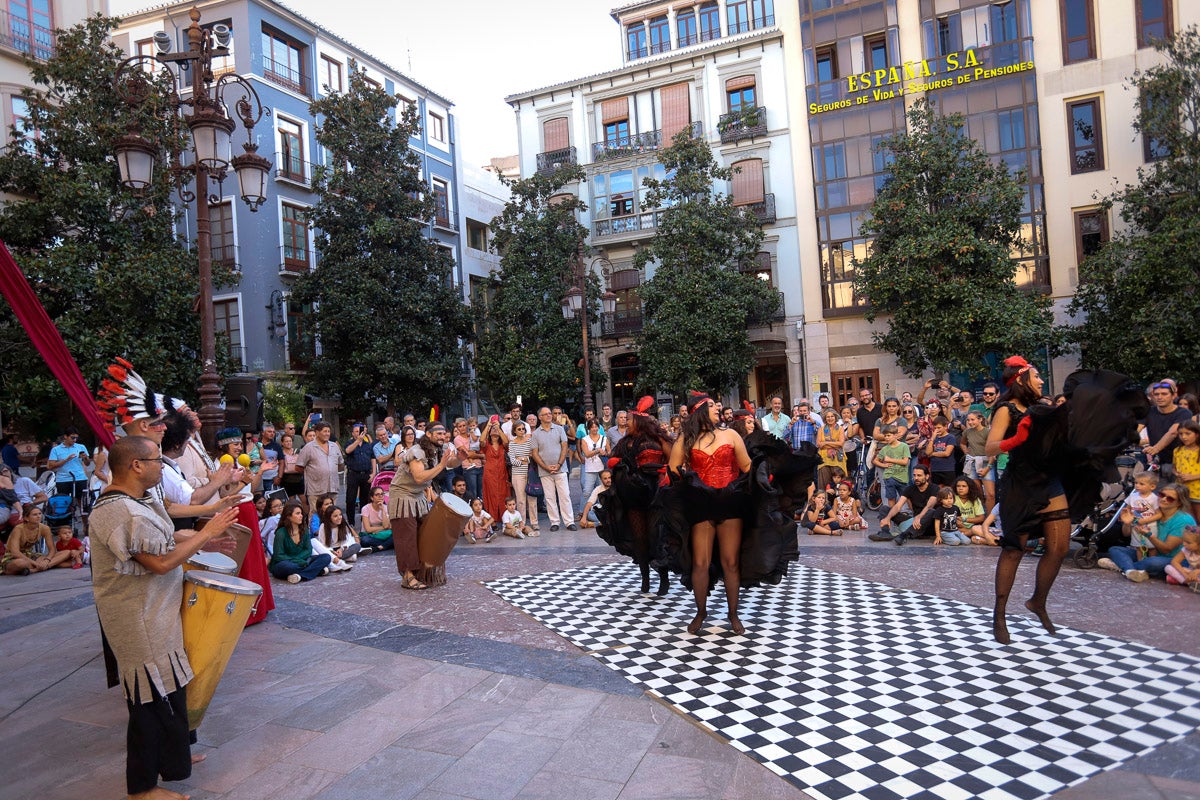 Su creadores, Juanjo Guarnido y Juan Díaz Canalaes, reciben un cálido homenaje en la inauguración del festival patrocinado por Cervezas Alhambra 