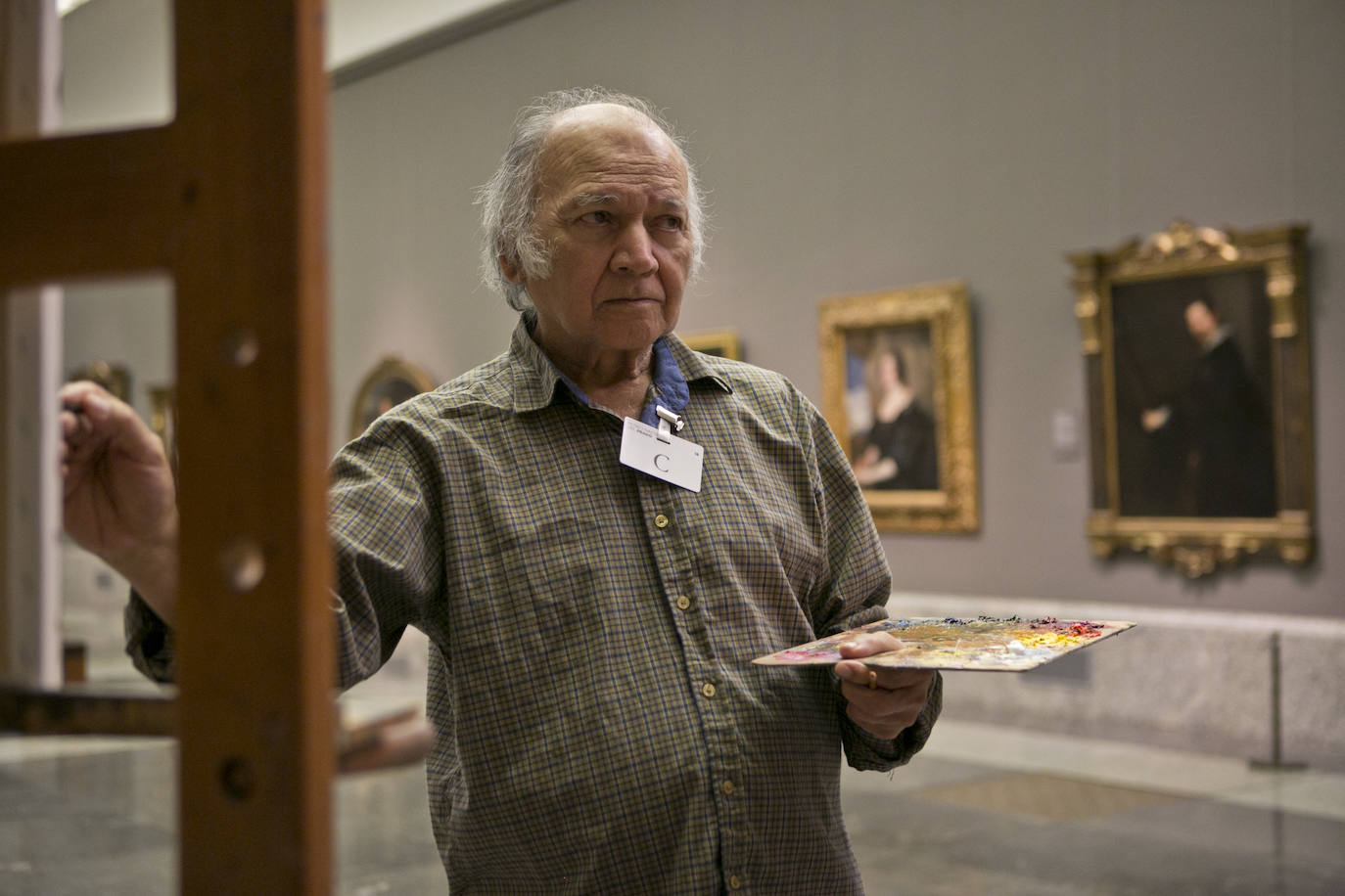 Armando Arroyo, a sus 80 años el copista más veterano, pinta al natural un óleo de Van Dick.