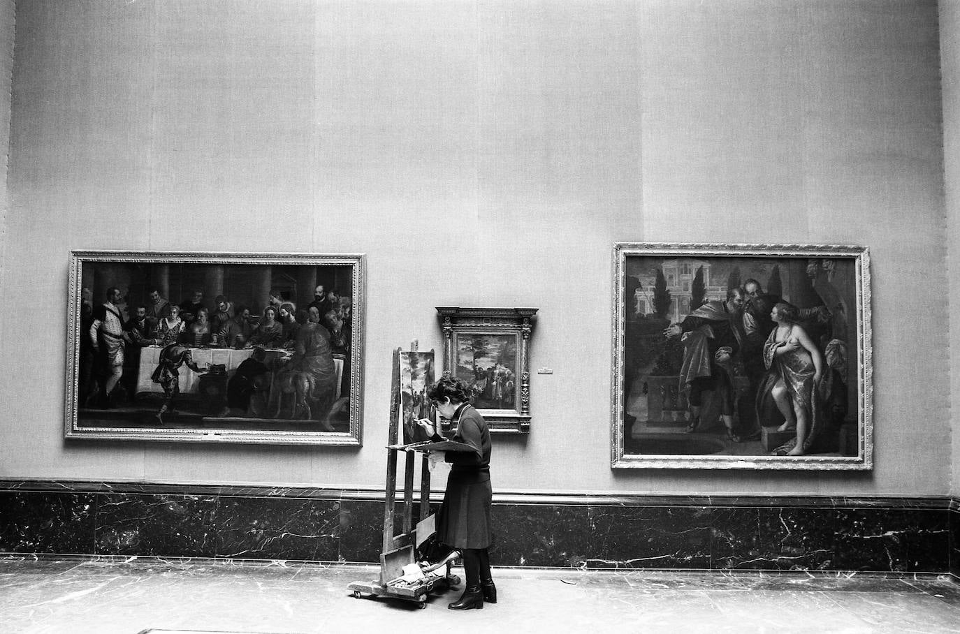 Una copista reproduce una obra de Veronés en 1977.