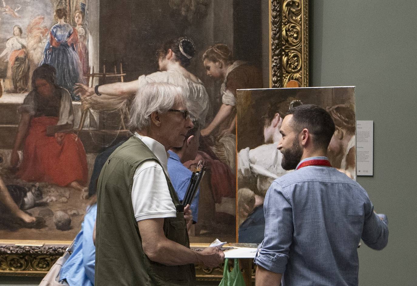 Bernardo Pajares, a la derecha, con un copista. 