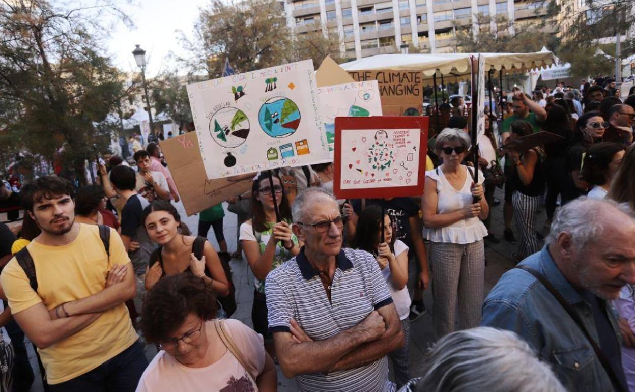Decenas de personas salen a las calles de Granada por el cambio climático. 