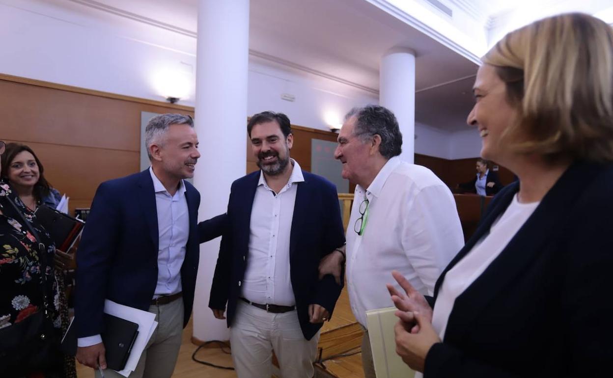 Sebastián Linde, en el centro, saluda a sus compañeros en el gobierno local.