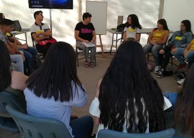 Imagen secundaria 1 - Los stands del Paseo del Salón se han llenado en la mañana de este viernes. 