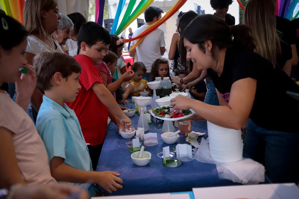 El gran evento de divulgación científica ofrece esta tarde-noche talleres y ponencias de todo tipo para todos los granadinos 