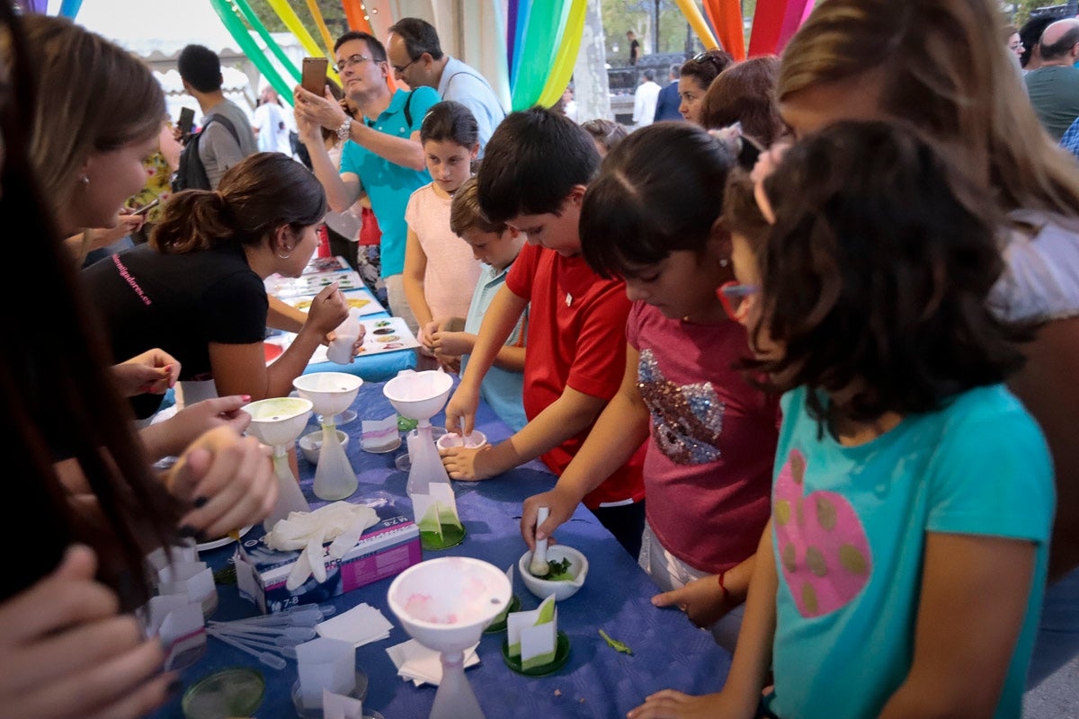 El gran evento de divulgación científica ofrece esta tarde-noche talleres y ponencias de todo tipo para todos los granadinos 