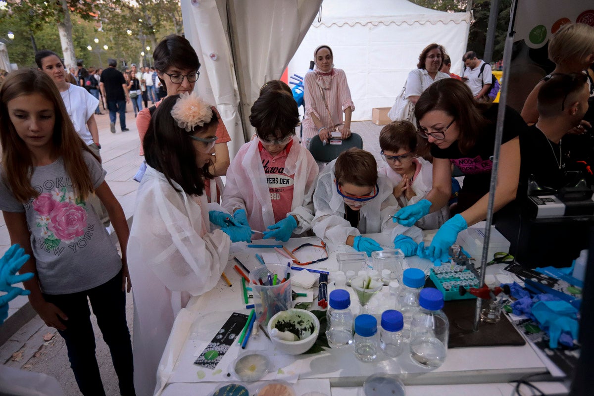 El gran evento de divulgación científica ofrece esta tarde-noche talleres y ponencias de todo tipo para todos los granadinos 