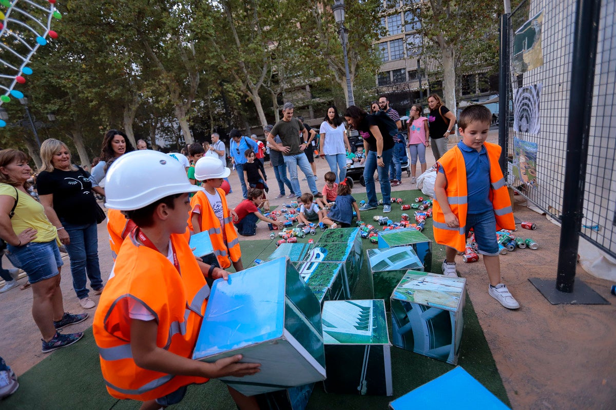 El gran evento de divulgación científica ofrece esta tarde-noche talleres y ponencias de todo tipo para todos los granadinos 