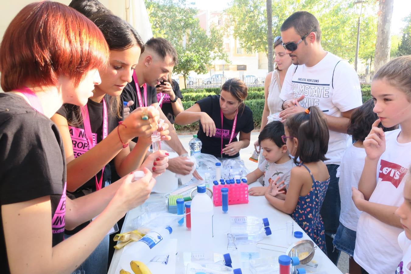 El gran evento de divulgación científica ofrece esta tarde-noche talleres y ponencias de todo tipo para todos los granadinos 