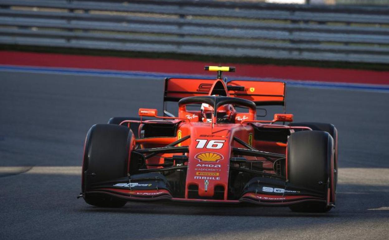 El Ferrari de Charles Leclerc, rodando durante la sesión de clasificación. 