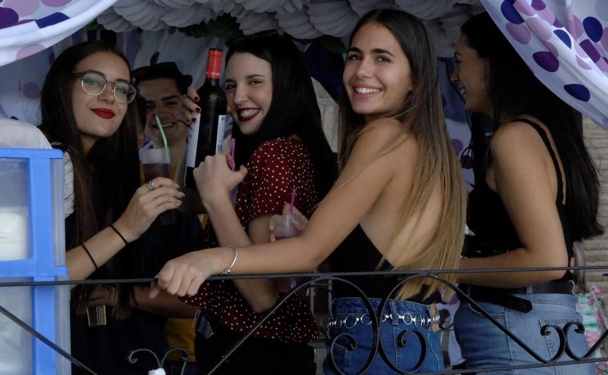 Ambiente juvenil en las fiestas de Órgiva. 