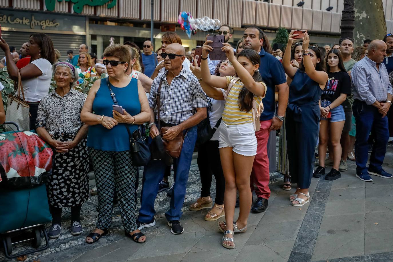 La Romería de San Miguel en el Albaicín y los puestos en la Carrera anticipan una tarde espléndida de devoción a la Virgen de las Angustias 