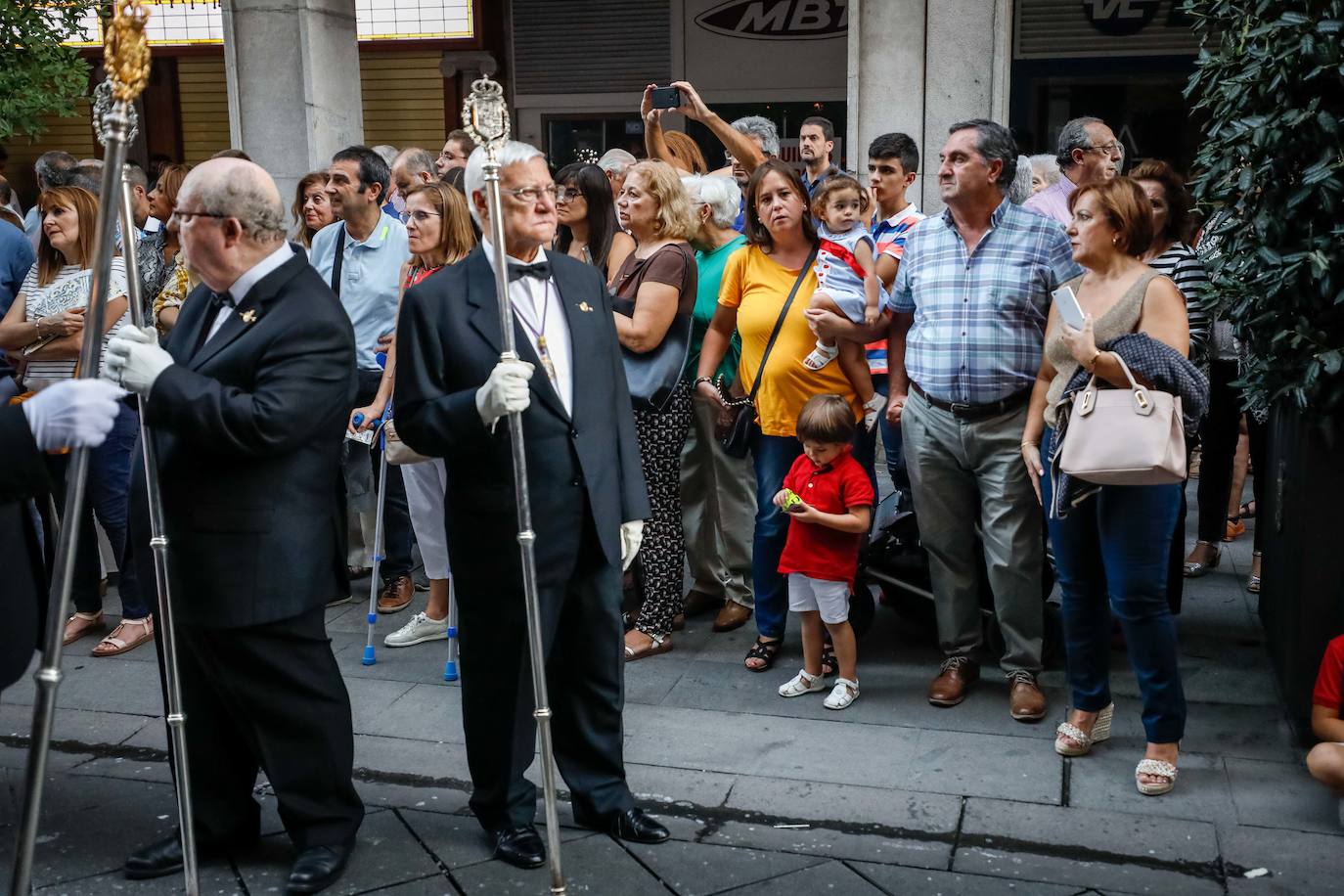 La Romería de San Miguel en el Albaicín y los puestos en la Carrera anticipan una tarde espléndida de devoción a la Virgen de las Angustias 