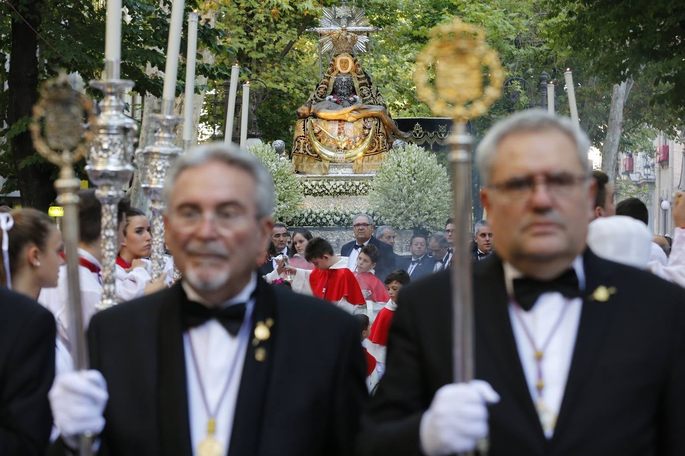 La Romería de San Miguel en el Albaicín y los puestos en la Carrera anticipan una tarde espléndida de devoción a la Virgen de las Angustias 