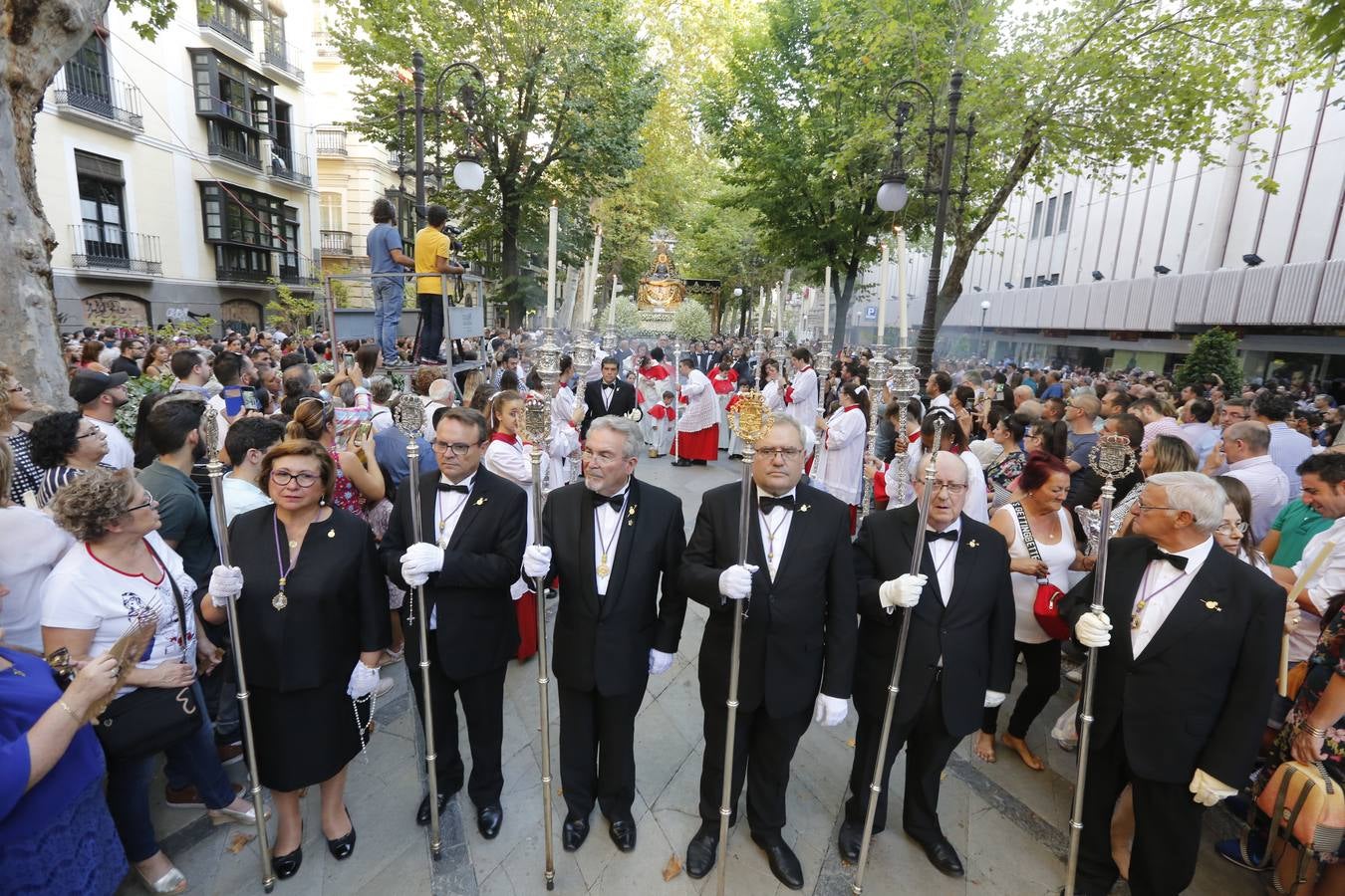 La Romería de San Miguel en el Albaicín y los puestos en la Carrera anticipan una tarde espléndida de devoción a la Virgen de las Angustias 