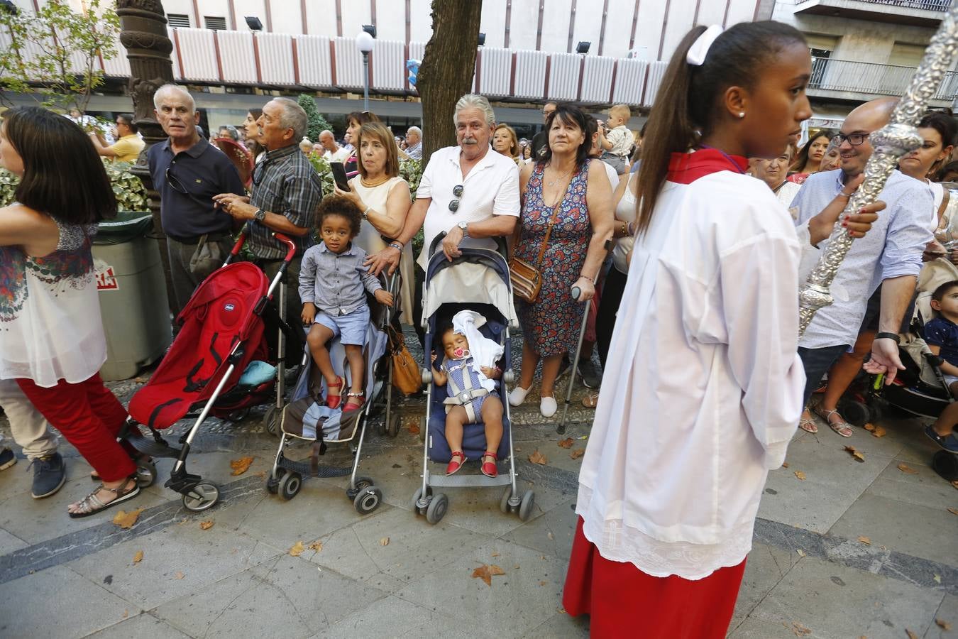 La Romería de San Miguel en el Albaicín y los puestos en la Carrera anticipan una tarde espléndida de devoción a la Virgen de las Angustias 