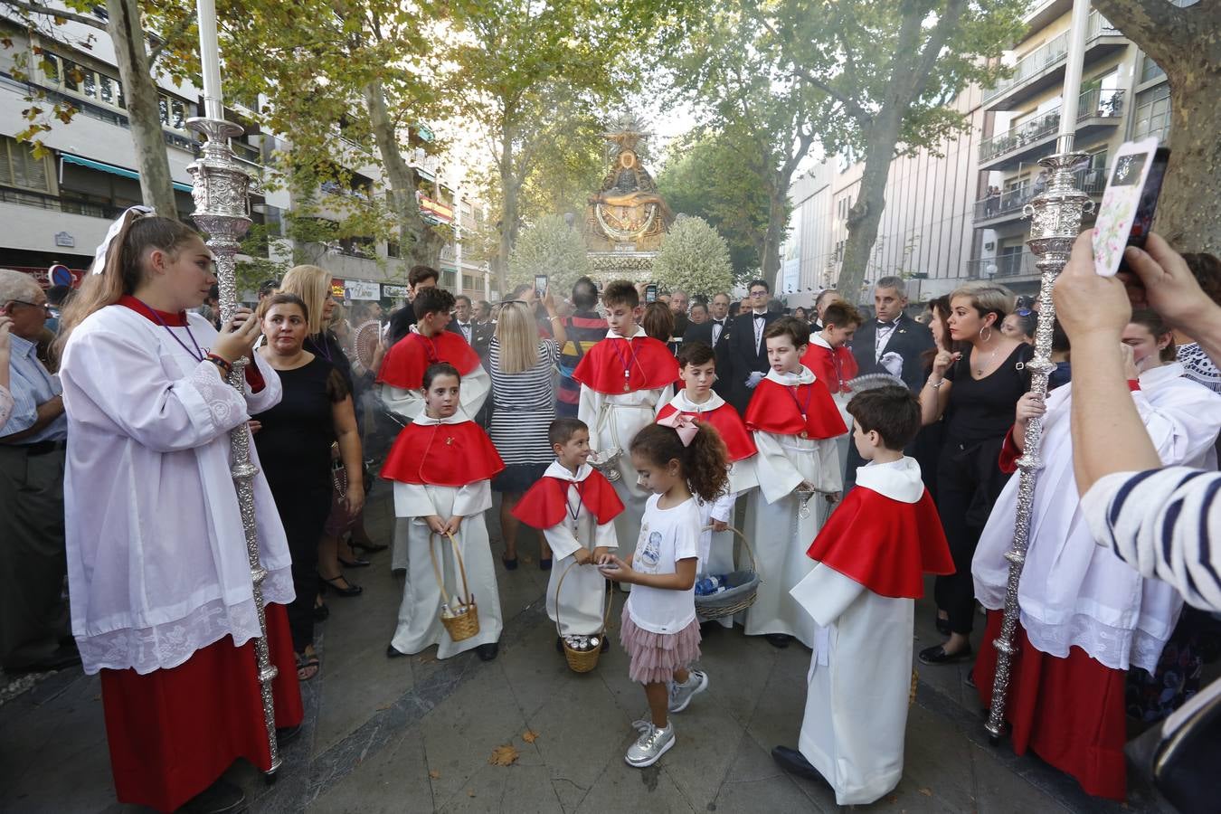 La Romería de San Miguel en el Albaicín y los puestos en la Carrera anticipan una tarde espléndida de devoción a la Virgen de las Angustias 