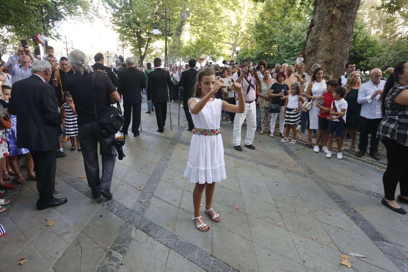 La Romería de San Miguel en el Albaicín y los puestos en la Carrera anticipan una tarde espléndida de devoción a la Virgen de las Angustias 