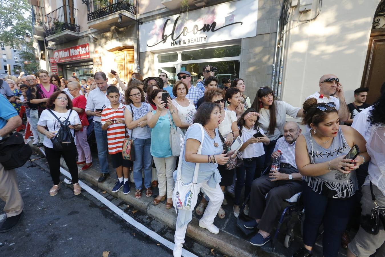La Romería de San Miguel en el Albaicín y los puestos en la Carrera anticipan una tarde espléndida de devoción a la Virgen de las Angustias 