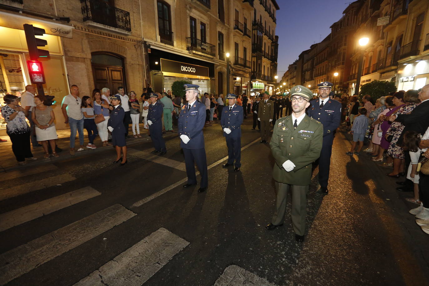 La Romería de San Miguel en el Albaicín y los puestos en la Carrera anticipan una tarde espléndida de devoción a la Virgen de las Angustias 