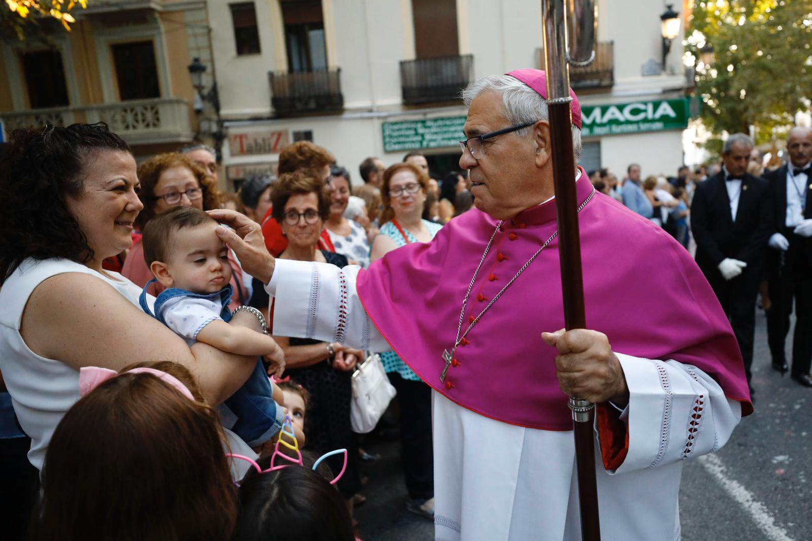 La Romería de San Miguel en el Albaicín y los puestos en la Carrera anticipan una tarde espléndida de devoción a la Virgen de las Angustias 