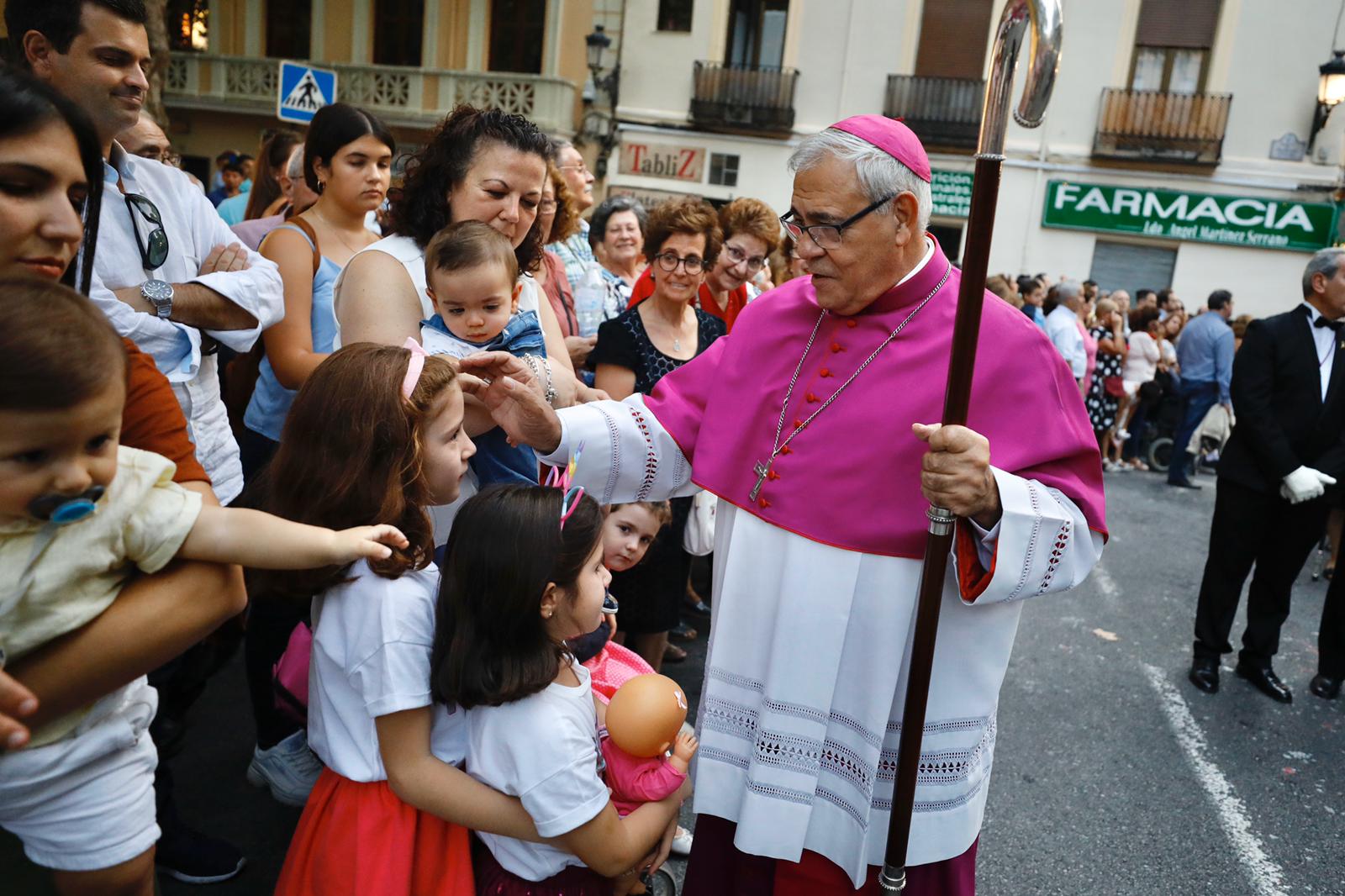La Romería de San Miguel en el Albaicín y los puestos en la Carrera anticipan una tarde espléndida de devoción a la Virgen de las Angustias 