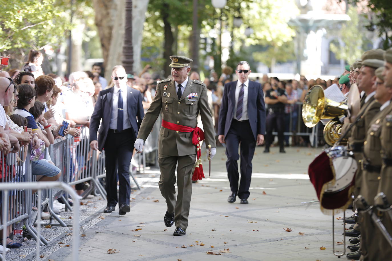 Miles de granadinos y andaluces se han dado cita este domingo en el Centro de la ciudad para acompañar a la Patrona 