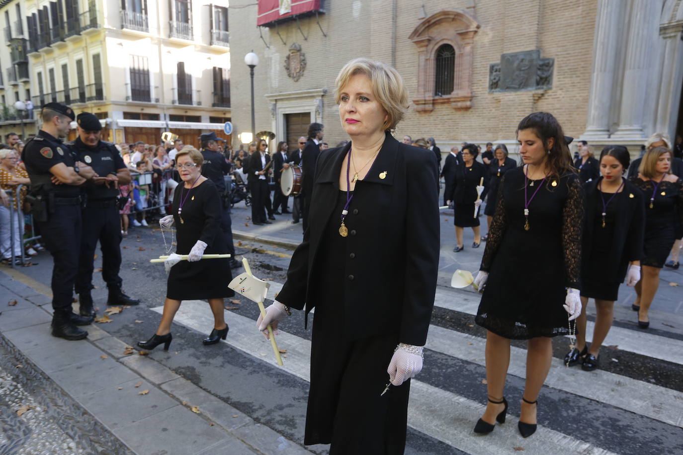 Miles de granadinos y andaluces se han dado cita este domingo en el Centro de la ciudad para acompañar a la Patrona 