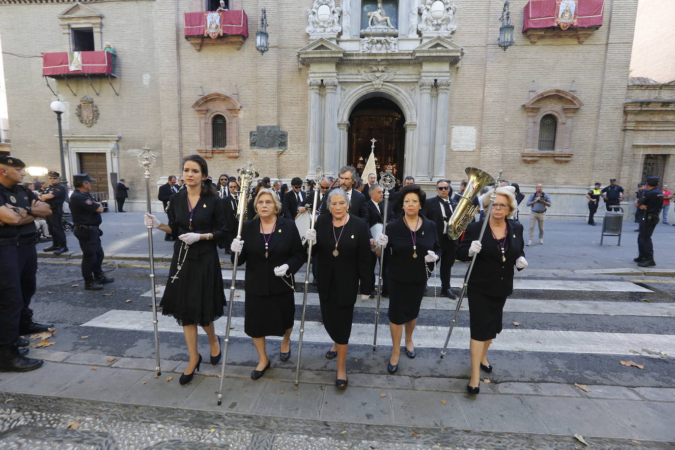 Miles de granadinos y andaluces se han dado cita este domingo en el Centro de la ciudad para acompañar a la Patrona 