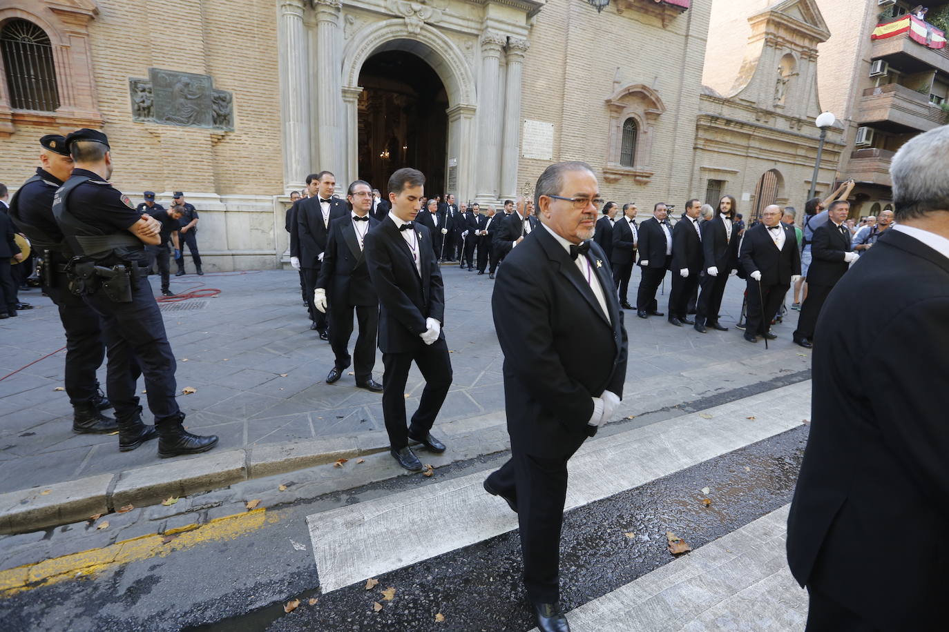 Miles de granadinos y andaluces se han dado cita este domingo en el Centro de la ciudad para acompañar a la Patrona 