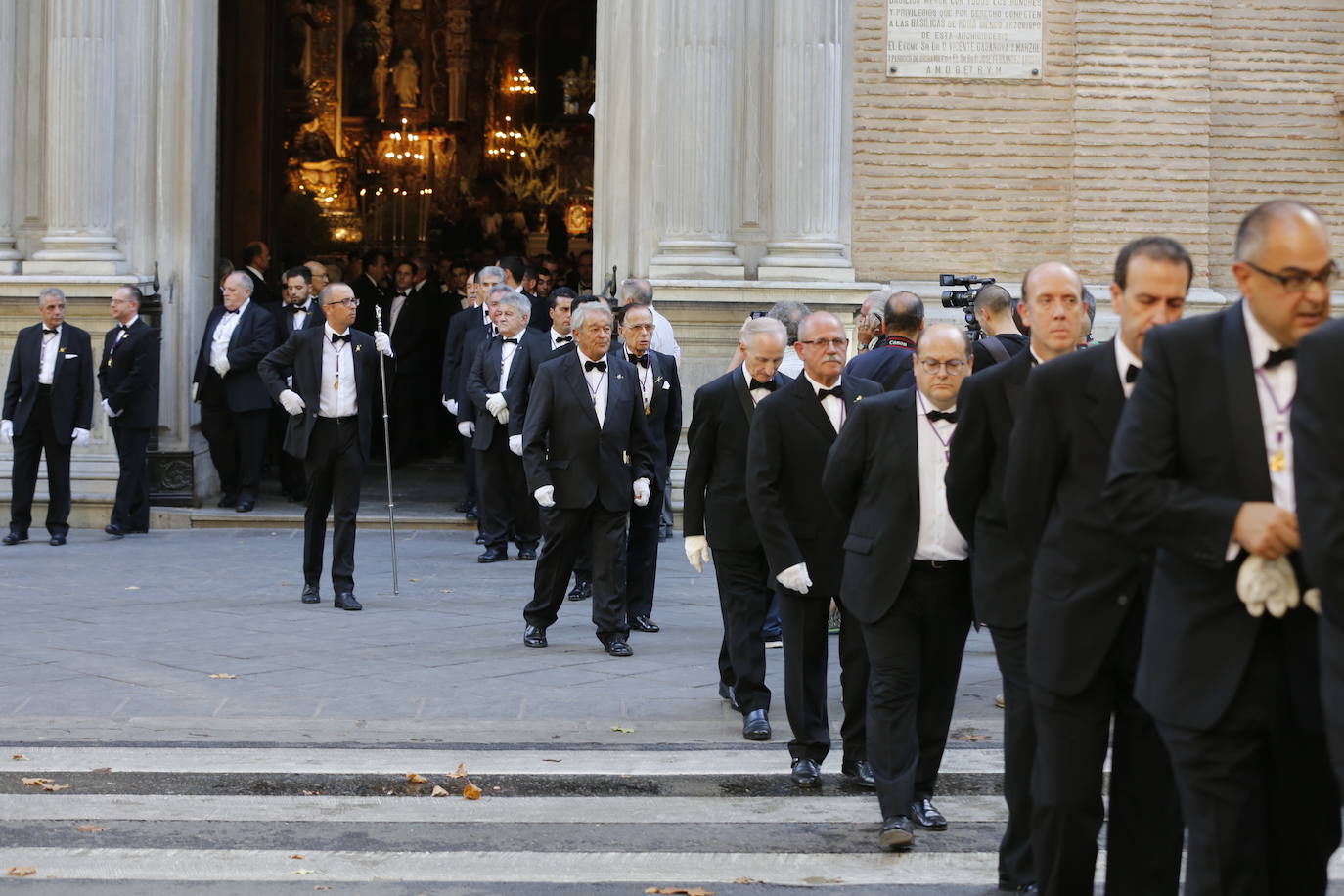 Miles de granadinos y andaluces se han dado cita este domingo en el Centro de la ciudad para acompañar a la Patrona 