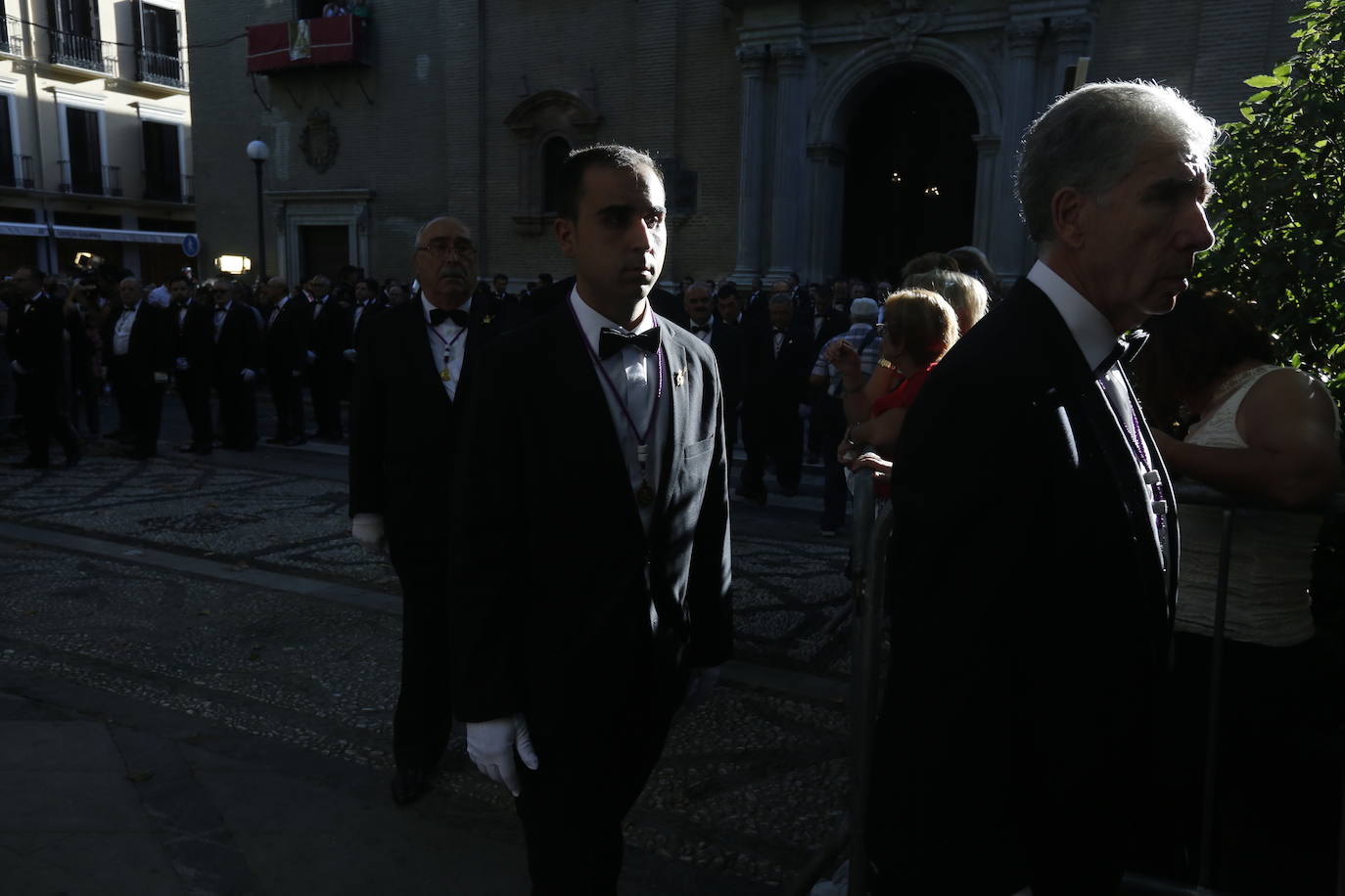 Miles de granadinos y andaluces se han dado cita este domingo en el Centro de la ciudad para acompañar a la Patrona 