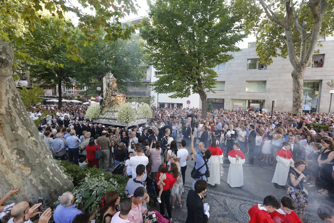 Miles de granadinos y andaluces se han dado cita este domingo en el Centro de la ciudad para acompañar a la Patrona 