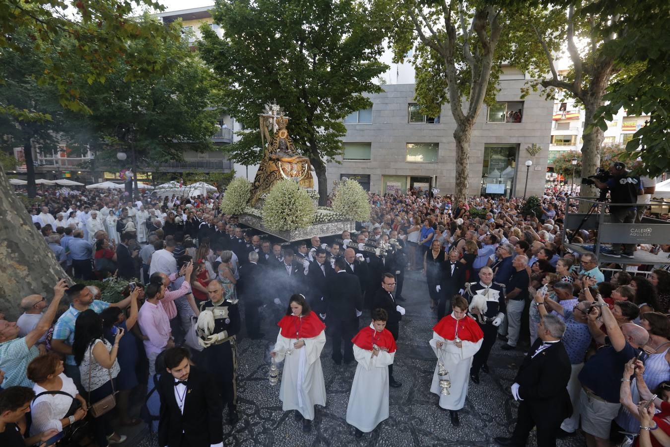 Miles de granadinos y andaluces se han dado cita este domingo en el Centro de la ciudad para acompañar a la Patrona 