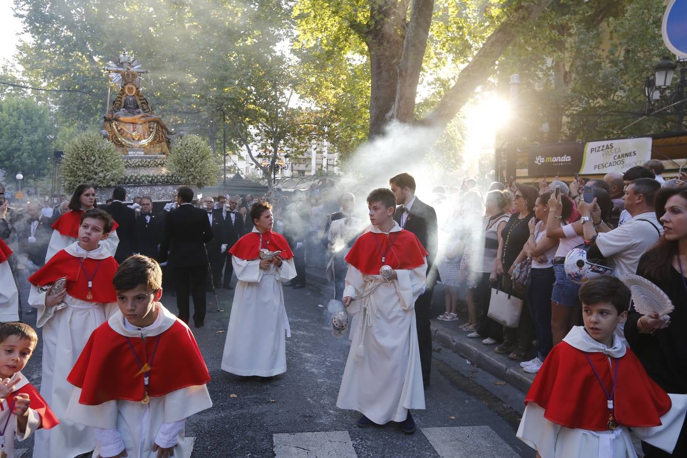 Miles de granadinos y andaluces se han dado cita este domingo en el Centro de la ciudad para acompañar a la Patrona 