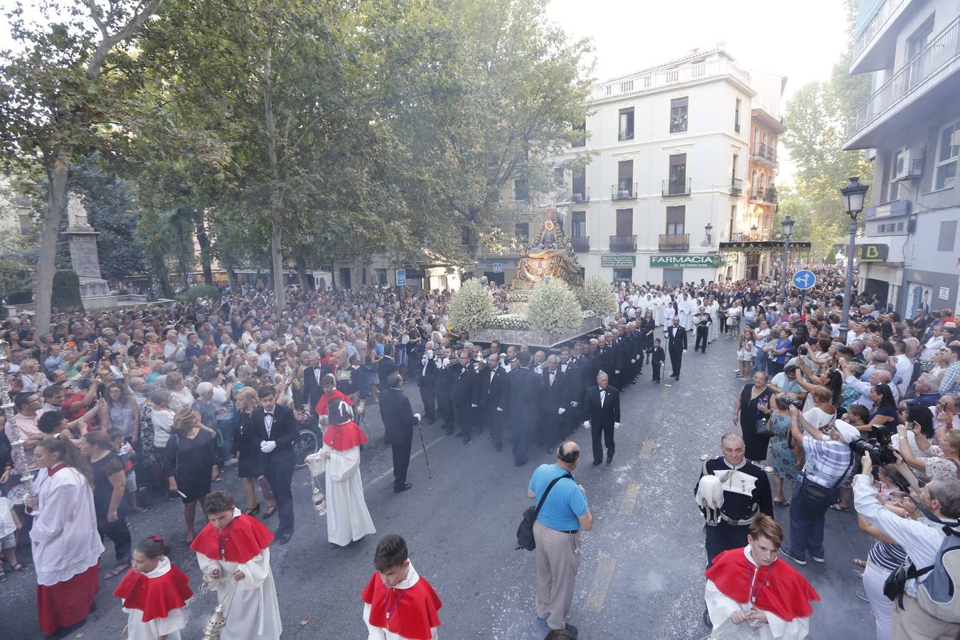 Miles de granadinos y andaluces se han dado cita este domingo en el Centro de la ciudad para acompañar a la Patrona 