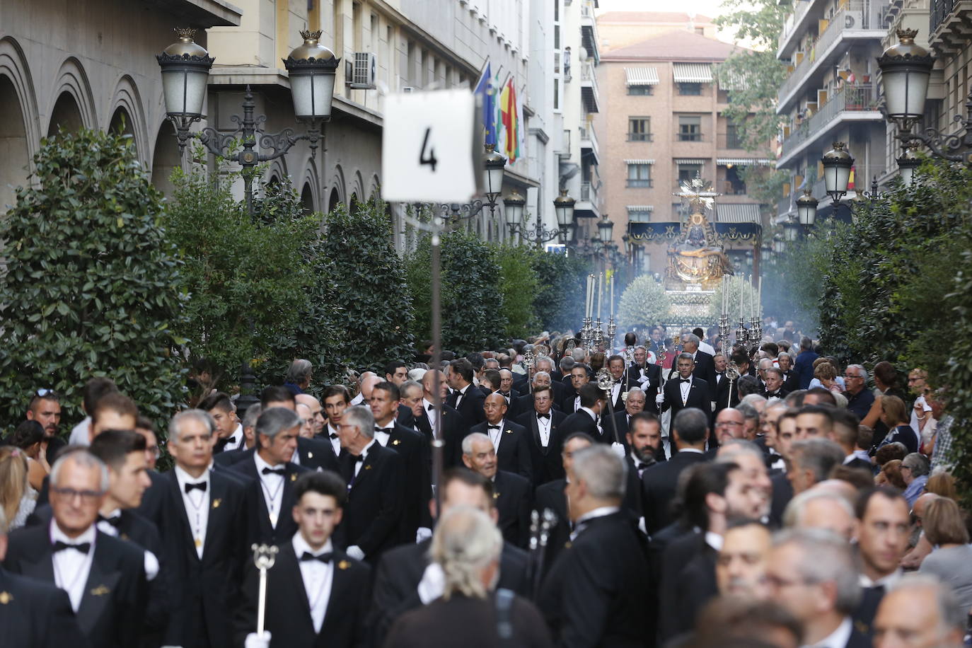 Miles de granadinos y andaluces se han dado cita este domingo en el Centro de la ciudad para acompañar a la Patrona 