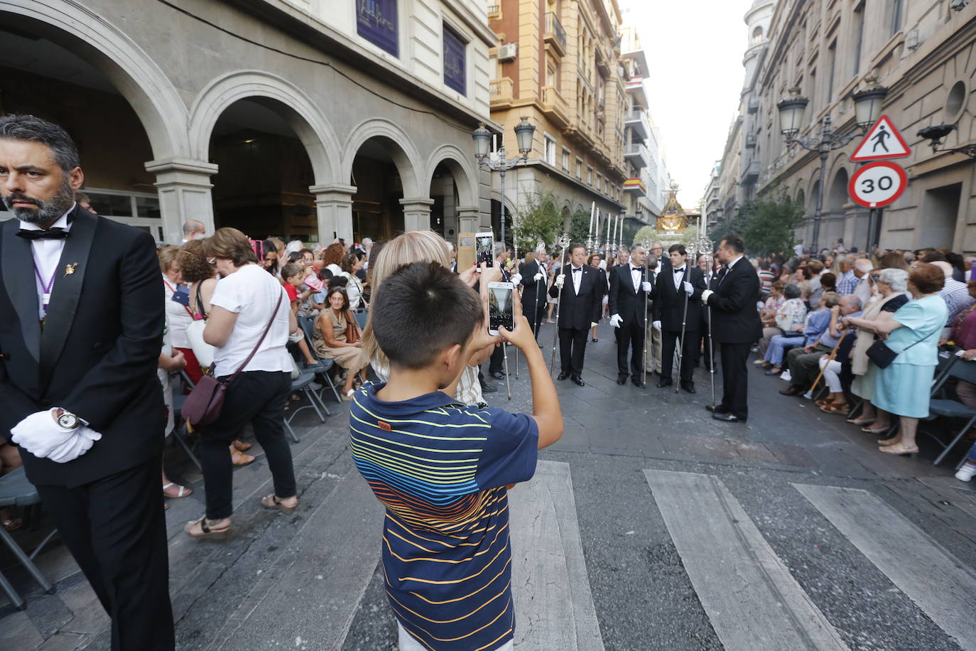 Miles de granadinos y andaluces se han dado cita este domingo en el Centro de la ciudad para acompañar a la Patrona 