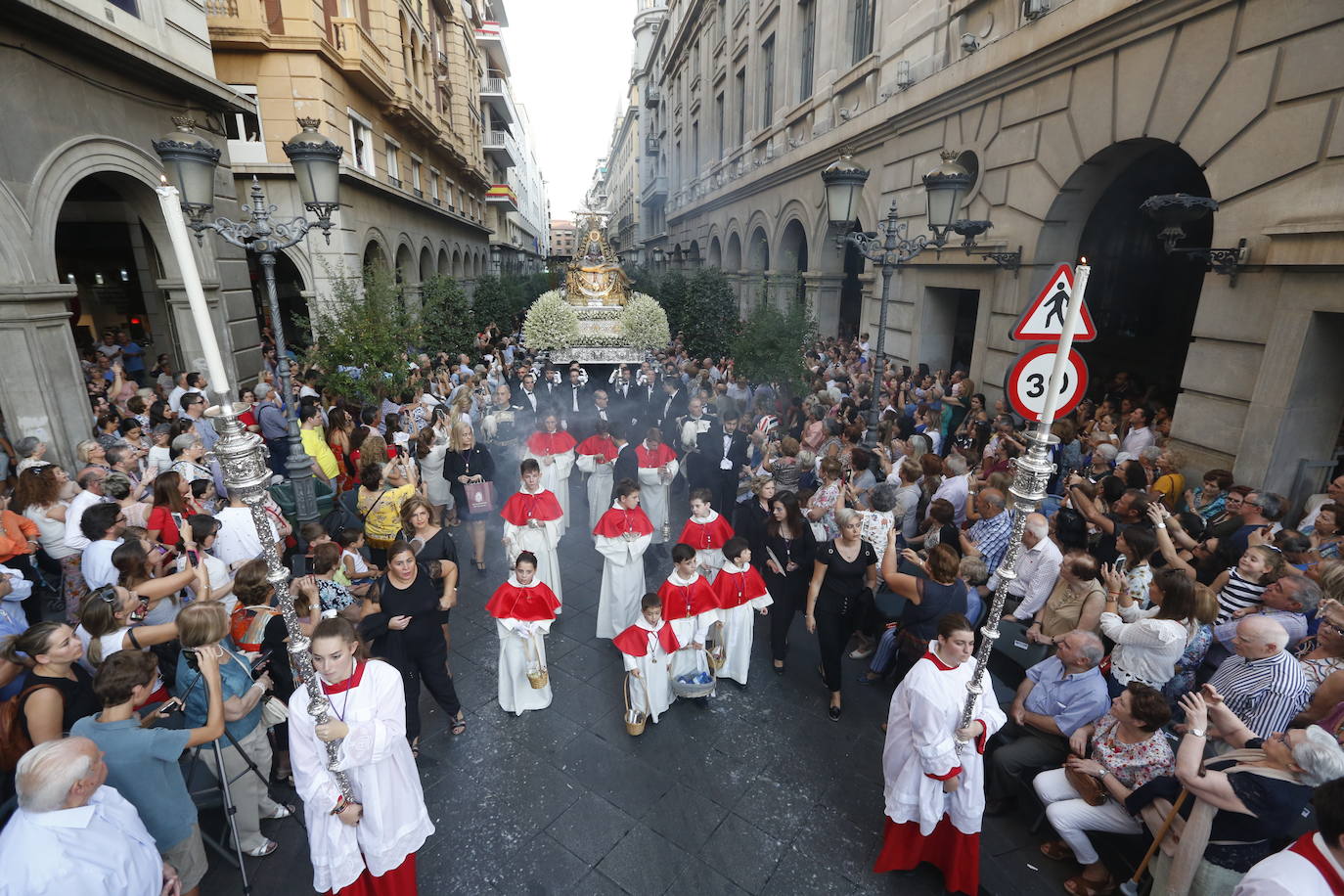 Miles de granadinos y andaluces se han dado cita este domingo en el Centro de la ciudad para acompañar a la Patrona 