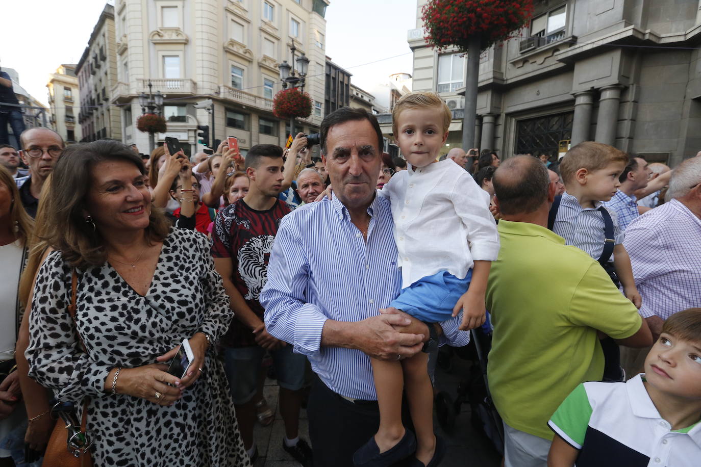 Miles de granadinos y andaluces se han dado cita este domingo en el Centro de la ciudad para acompañar a la Patrona 