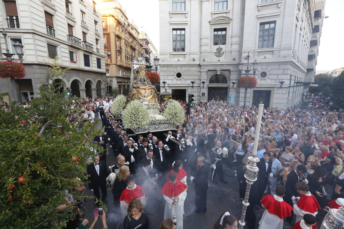 Miles de granadinos y andaluces se han dado cita este domingo en el Centro de la ciudad para acompañar a la Patrona 