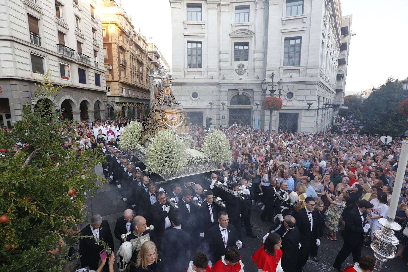 Miles de granadinos y andaluces se han dado cita este domingo en el Centro de la ciudad para acompañar a la Patrona 